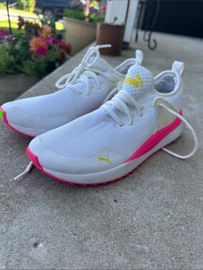 Puma Women’s pink and white tennis shoes size 8.5